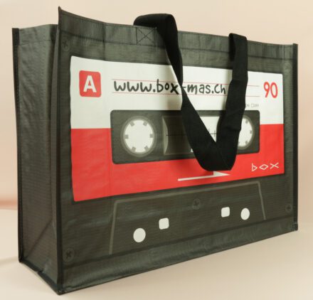 Elegante PP Woven Einkaufstaschen von box-mas: Schwarze Tasche mit kreativem Tonband-Design!