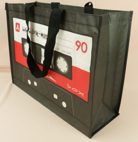 Elegante PP Woven Einkaufstaschen von box-mas: Schwarze Tasche mit kreativem Tonband-Design!