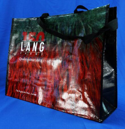 Traditionell und stilvoll: Die Vorderansicht der Lang Yarns Einkaufstasche.