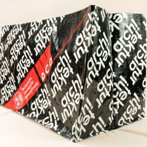 Einzigartiges Design: ACO präsentiert PP Woven Taschen mit 'Architektur'-Schriftzug.