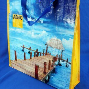 Stilvolle Vorderansicht: ADAC Reisebüro Tasche mit Meeresmuster.