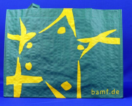 Grün und gelb im Einklang: Die Vorderansicht der BAMF PP Woven Tasche.