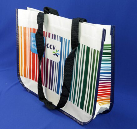 Überblick: CCV PP Woven Beutel mit bunten Streifen und Logo