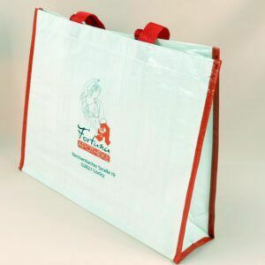 Gesund und Stilvoll: Weiße PP Woven Taschen von FORTUMA APOTHEKE mit roten Seiten.