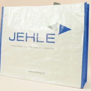 JEHLE Präzision: Weiße PP Woven Einkaufstaschen mit eleganten blauen Seiten.