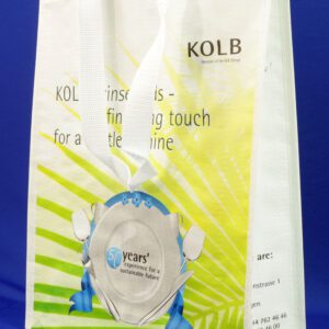 Nachhaltiges Shopping mit KOLB: Weiße Taschen und strahlende Sauberkeit im Fokus.