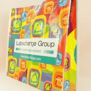 Einzigartiges Design: Labexchane Group präsentiert bunt dekorierte PP Woven Taschen mit Architektur-Schriftzug.