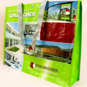 Architektonisches Shopping: Stilvolle Taschen von Kohlbacher mit gedruckten Wohnungen und Häusern.
