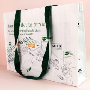 "Innovation in jedem Beutel: Weiße PP Woven Einkaufstaschen von KOLB – vom Fruitlet zur Produktionsstätte.