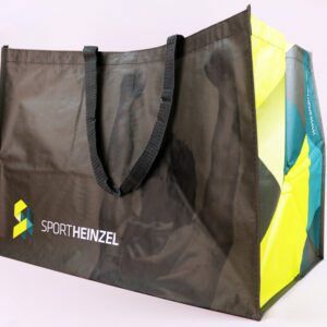 Sportlich unterwegs: Braune Taschen von SPORT HEINZEL mit frischen blauen und gelben Seiten.