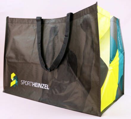 Sportlich unterwegs: Braune Taschen von SPORT HEINZEL mit frischen blauen und gelben Seiten.
