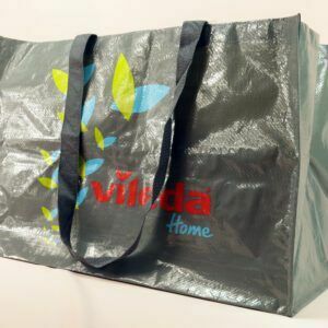 Stilvoll Einkaufen: Vileda Home's Olivgrüne PP Woven Einkaufstaschen mit rotem und himmelblauem Firmennamen.