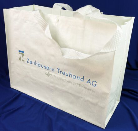 Mitglied von EXPERTsuisse: Stilvolle Weiße Einkaufstasche von Zenhäusern Treuhand AG.